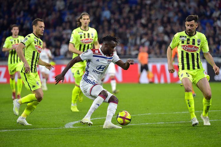 烈火战马震撼全场 烈火战马震撼全场